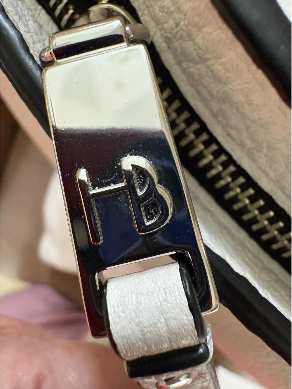 HENRI BENDEL WHITE PEBBLED LTHR LARGE HOBO SHOULDER BAG SILVER HARDWARE ZIP TO